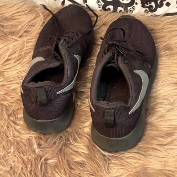 Nike Roshe Run Shoes Triple Black Knitted kids Size 4.5Y Sneaker - Picture 3 of 3